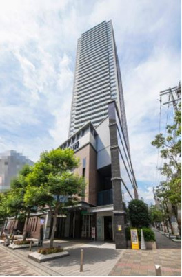 【外観】 | ジオタワー天六 | 雨の日も傘を持たずに外出できる、駅直結のタワーマンション。梅田へのアクセスも良く、平日・休日や昼夜を問わず、利便を実感していただける立地です。