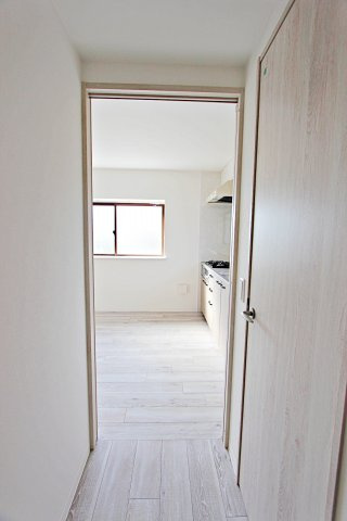 パークヒルA棟の内装|廊下から見たリビング