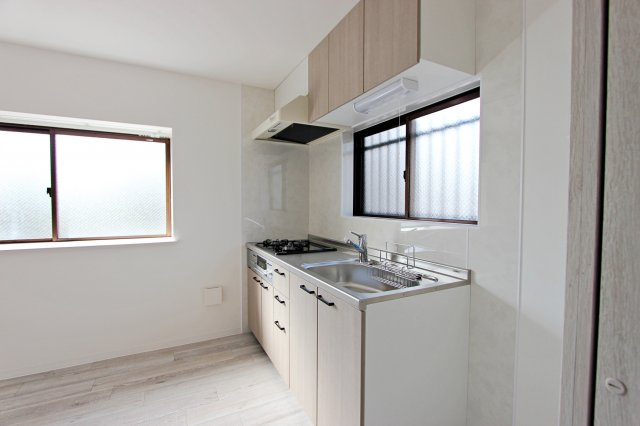 パークヒルA棟のキッチン|2面採光のキッチン