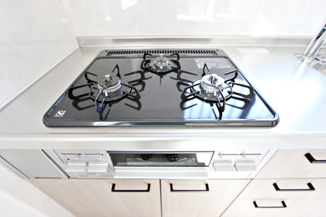 パークヒルA棟のキッチン|システムキッチン（三ツ口コンロ）