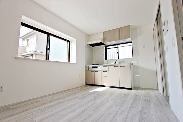 パークヒルA棟の居間・リビング|大変明るいキッチンです