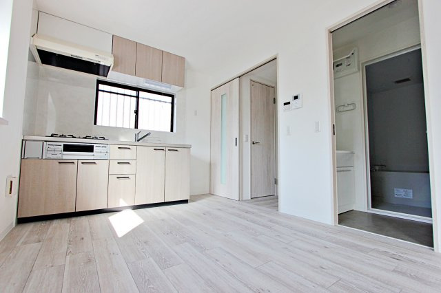 パークヒルA棟の居間・リビング|引き戸の向こうの洗面所、浴室、洗濯機置き場と脱衣所