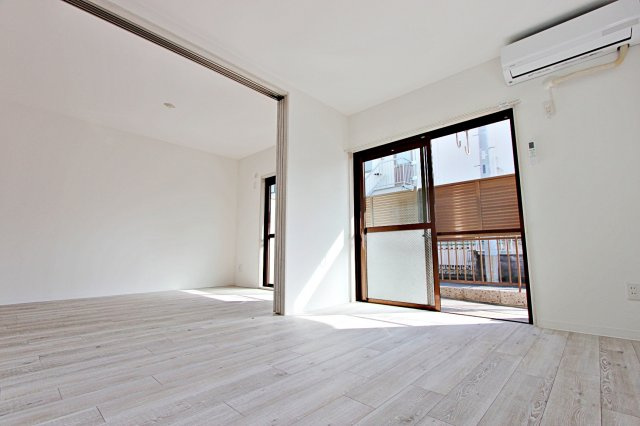 パークヒルA棟の居間・リビング|リビングから見た洋室