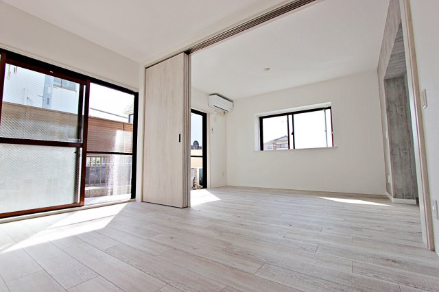 パークヒルA棟の洋室|洋室から見たリビング