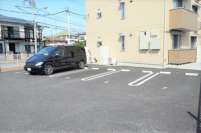 ソラーレスの駐車場