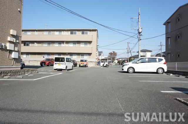 合志市幾久富のアパートの駐車場