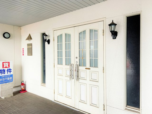 三栄ビルのエントランス