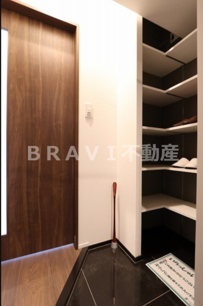 BRAVE天満橋　BRAVI不動産の玄関|【BRAVE天満橋京町】