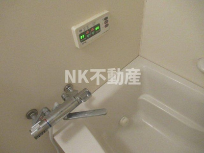 【浴室】 | ファミーユ2002（八戸ノ里賃貸） | 高温差し湯式の追い焚き機能付きです