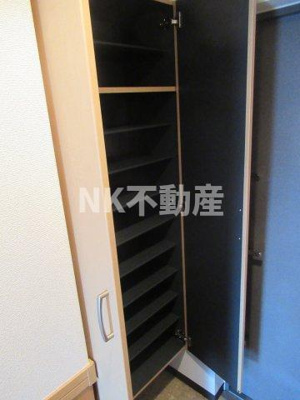 【玄関】 | ファミーユ2002（八戸ノ里賃貸） | シューズボックスです
