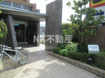 【エントランス】 | ファミーユ2002（八戸ノ里賃貸） | 落ち着いたエントランスです