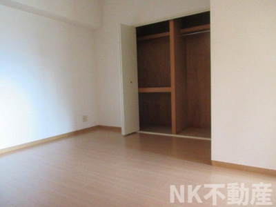 【寝室】 | フローリッシュ北田（住道賃貸） | 広くて明るい寝室