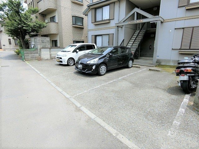 パルファンベールB棟の駐車場