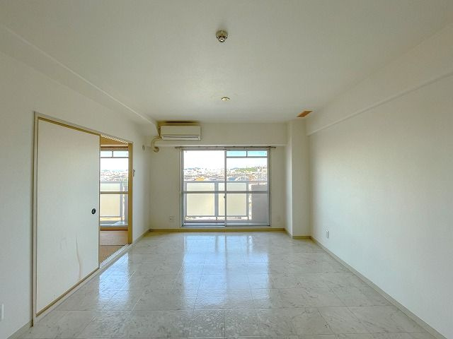 ブライトンコート中万々の居間・リビング|ゆったり過ごせる居間です