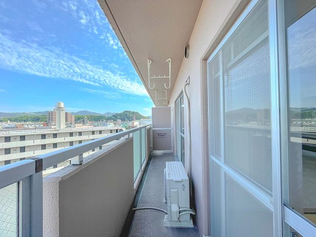 ブライトンコート中万々のバルコニー|外からの目が気にならないバルコニーで洗濯物が干せます