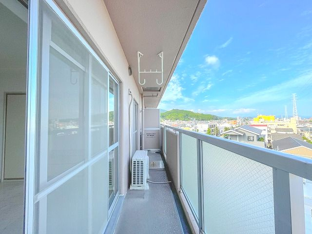 ブライトンコート中万々のバルコニー|バルコニーからの眺めを楽しみながら食事をしませんか