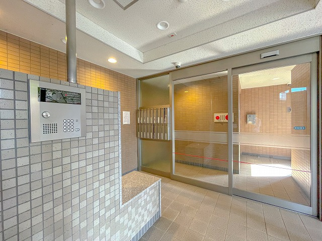ブライトンコート中万々のエントランス|清潔なエントランスです