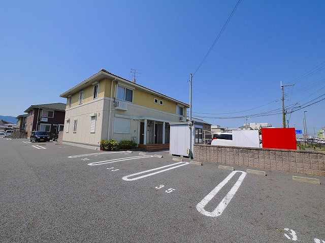 タウン ビビ　Ｄ棟の駐車場|カースペースがあります