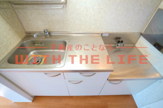 ハピネスさくら【キャッシュバック対象物件】のキッチン|コンパクトなキッチンで掃除もラクラク