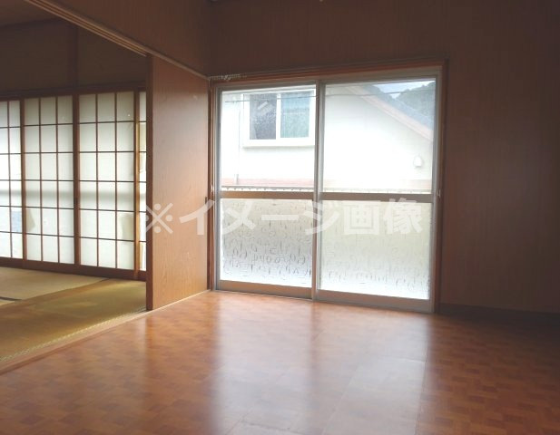 二タ子売家の洋室
