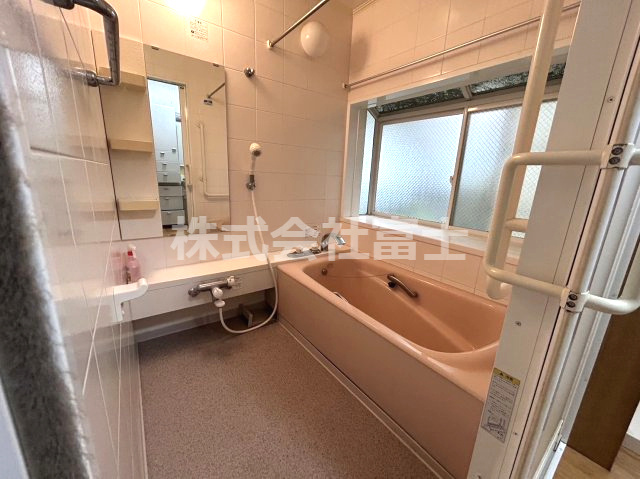 二タ子売家の浴室