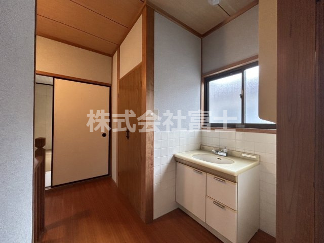 二タ子売家の洗面所