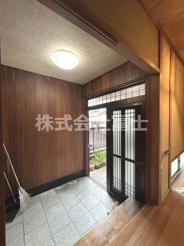 二タ子売家の玄関