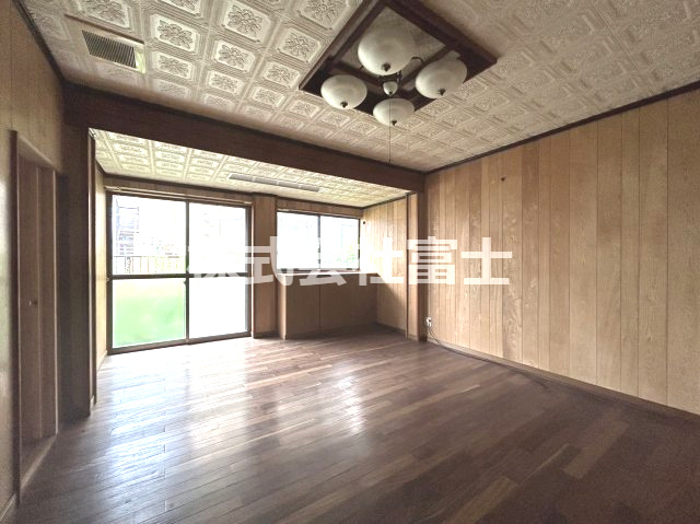 二タ子売家の洋室