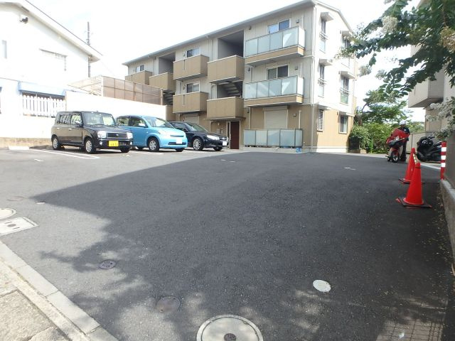 ヒルズ・カーリアＡの駐車場