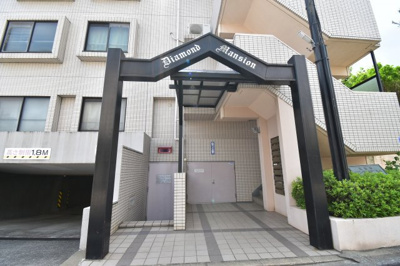 【エントランス】 | 東浦和ダイヤモンドマンション | シンプルながら、それでいて雨対策もシッカリと考えられたエントランス。マンション全体の雰囲気がワンランクアップ。