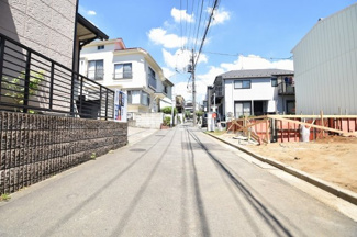 【前面道路含む現地写真】 | 南西側約4.0ｍ道路　車の通行は少なく小さなお子様にも安心の立地です。