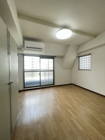 メゾン・ド・シプレームの居間・リビング|メゾン・ド・シプレーム　704号