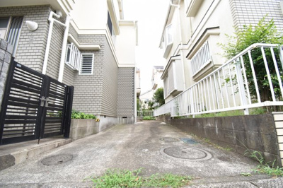 【駐車場】 | 小平市津田町三丁目　中古戸建 | 玄関横の駐車スペースは買い物帰りで荷物が多くても楽ですね。前面道路も広いので車庫入れもしやすいです。