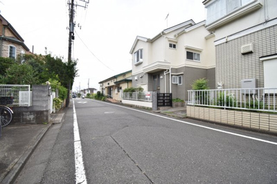 【前面道路含む現地写真】 | 小平市津田町三丁目　中古戸建 | 前面道路公道6メートルあります。運転が苦手な奥様でも楽々駐車可能です。