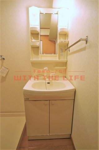 セピアコート【キャッシュバック対象物件】の独立洗面台|朝の支度にも助かる、独立の洗髪洗面化粧台