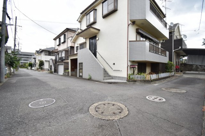 【前面道路含む現地写真】 | 花小金井三丁目　中古戸建 | 前面道路は閑静な住宅地の通りとなるため、車通りは多くありません。 安心して車庫入れ可能。
