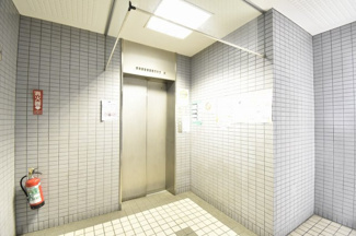 【その他共用部分】 | お買い物時やベビーカーの出し入れに便利なエレベーター付。