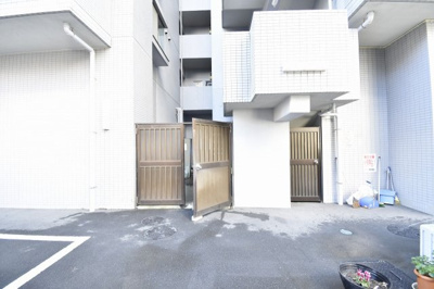 【その他共用部分】 | セントレー伊勢佐木 | ゴミ置場です。
敷地内にあるのでゴミ出しが楽ちんです。