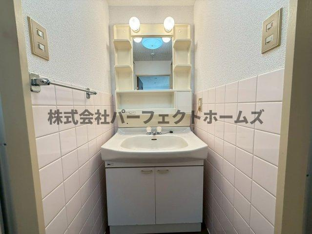 ハーモニーヒルズ桜丘の独立洗面台|独立洗面台、小物を置くことができて便利です