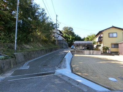 【前面道路含む現地写真】 | 土地　玉島八島　全1区画　46.80坪 | 南東側前面道路はセットバック後幅員4ｍ
