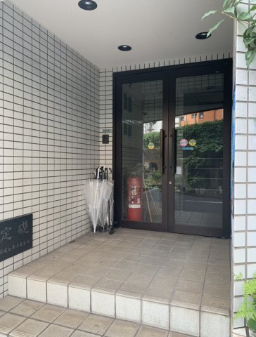 町田ビルのエントランス