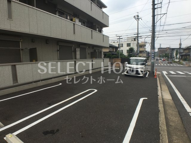 【駐車場】 | ゲストハウス．３８ | 駐車場に車を止められます