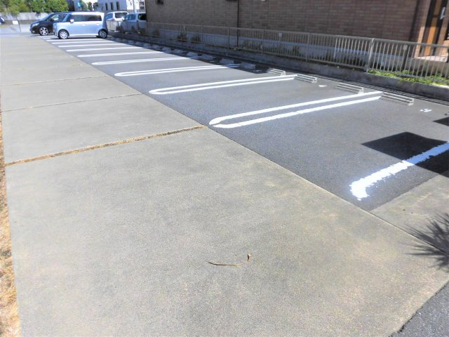 アムルーズの駐車場