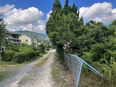 【前面道路含む現地写真】 | 大津市南小松707-5　売り土地 | 南西側からの前面道路を含む物件写真