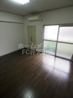 【居間・リビング】 | 丸栄マンション九条 | 居間です