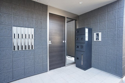 【エントランス】 | ローズガーデン戸田 | オート―ロック付き自動扉です。宅配ボックスも設置されています