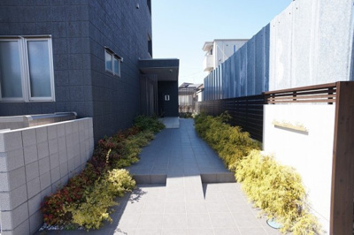 【その他共用部分】 | ローズガーデン戸田 | きれいに整備されたエントランスまでのアプローチです