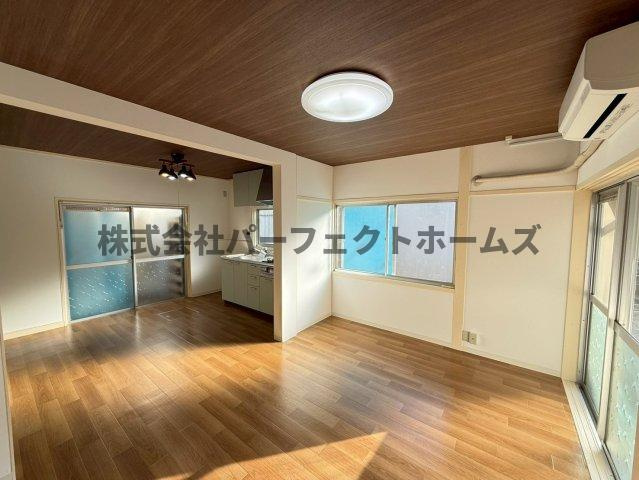 香里北之町戸建　賃貸の居間・リビング|おしゃれな居間です