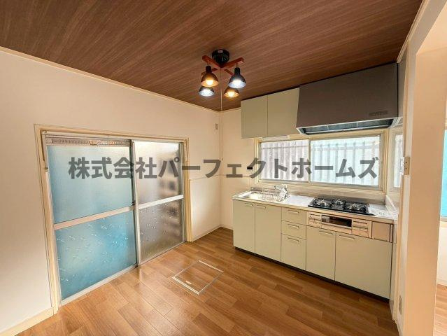 香里北之町戸建　賃貸の居間・リビング|おしゃれなリビングです