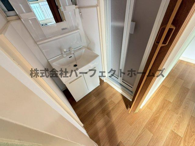 香里北之町戸建　賃貸の洗面所|明るい洗面所です